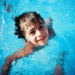 Lomography 100 :: Color -Polaroid Store Lomo 100 35mm 2