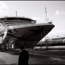 Lucky SHD400 :: B&W -Polaroid Store Lucky SHD 400 35mm 2